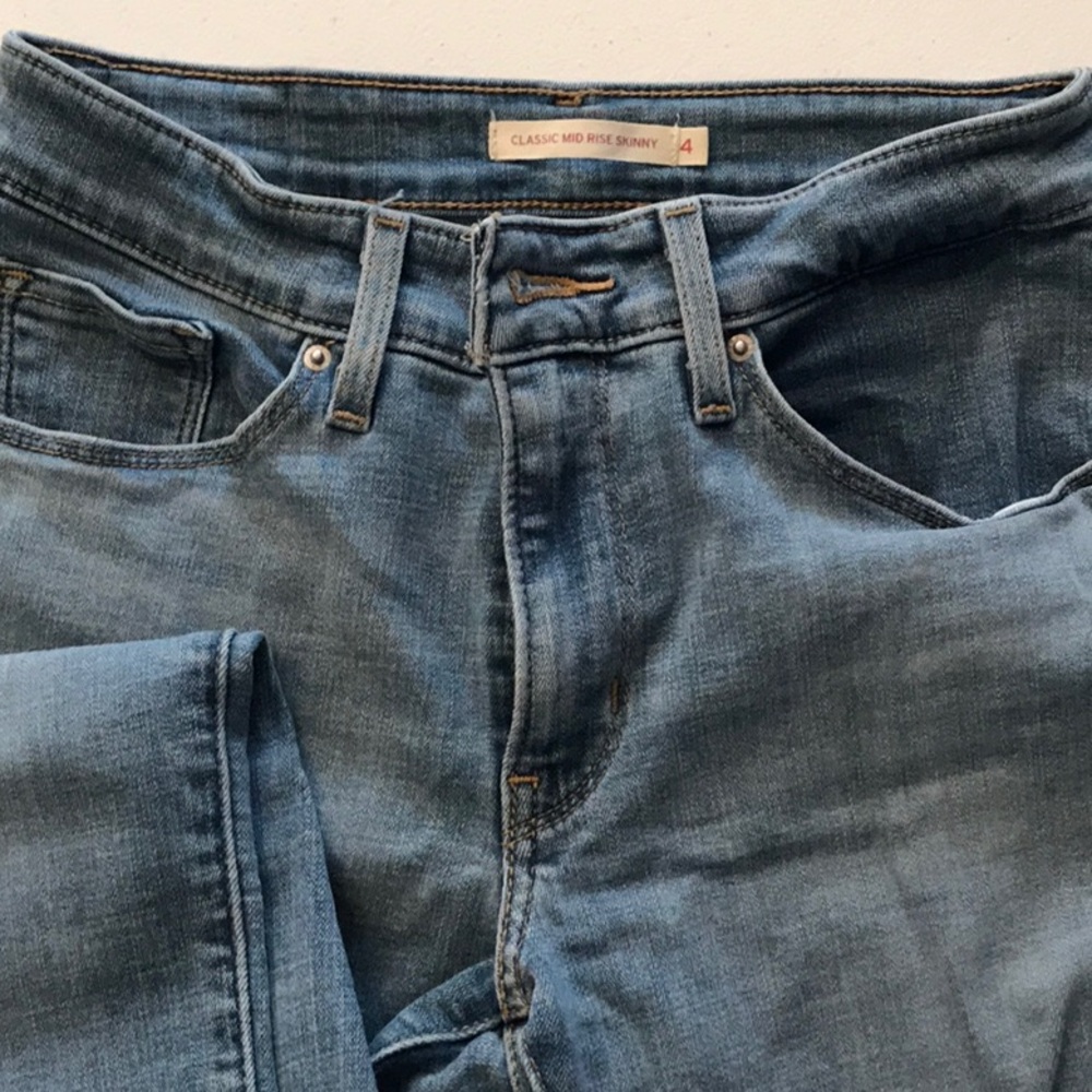 Levi’s Classic mid rise skinny jeans, size 4M (27x30).